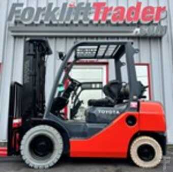 Propane Forklifts 2013  Toyota 8FGU25 (1)