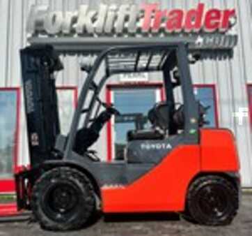 Propane Forklifts 2016  Toyota 8FGU25 (1)