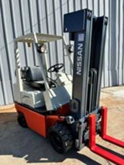 Propane Forklifts  Nissan CPH01A15PV (2) 