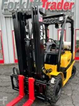 Propane Forklifts 2016  Yale GLP050VX (2)