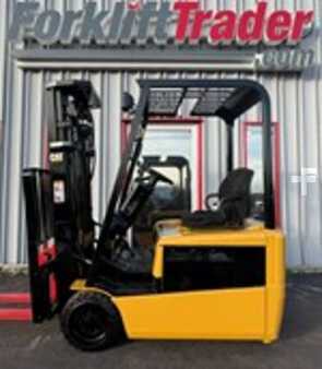 Carrelli elettrici 4 ruote 2002  CAT Lift Trucks EP16KT (1)