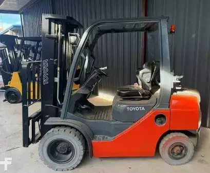 Propane Forklifts 2016  Toyota 8FGU25 (1)