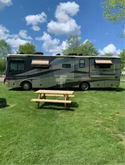 Other 2005  Fleetwood Expedition 34M (2)