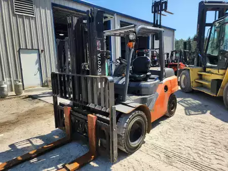 Diesel Forklifts 2015  Toyota 8FD40U (1)