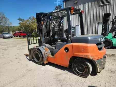 Diesel Forklifts 2015  Toyota 8FD40U (2)
