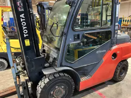 Diesel Forklifts 2017  Toyota 8FD40U (1)