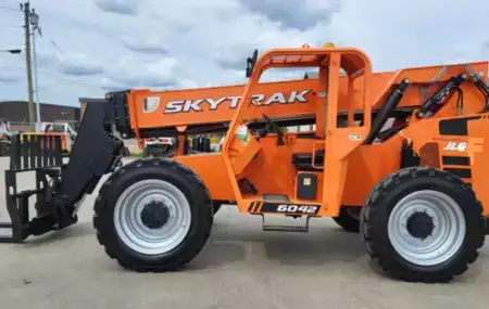 Manipulador Telescópico fijo  SkyTrak 6042 (1)