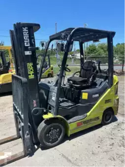 Chariots élévateurs GPL  Clark S25CL (1)
