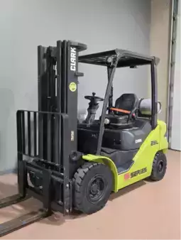 Propane Forklifts 2021  Clark S25CL (1)