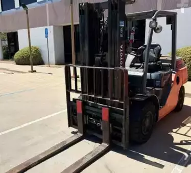Montacargas diésel 2016  Toyota 8FDU35 (1)