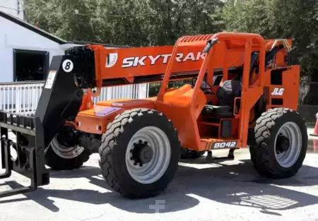 Manipulador Telescópico fijo  SkyTrak 8042 (1)