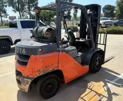 Montacargas diésel 2018  Toyota 8FG40U (1)