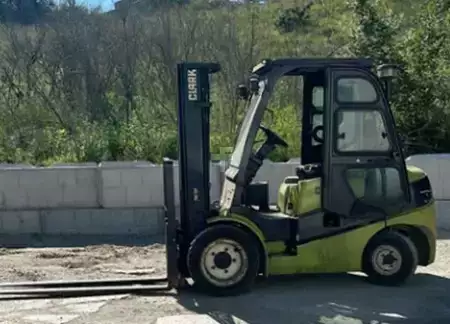 Diesel Forklifts 2020  Clark S25D (1)