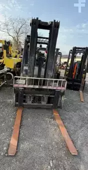 Propane Forklifts 2016  Yale GLP060VX (2)