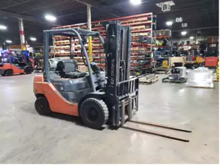 Propane Forklifts 2012  Toyota 8FGU25 (1)