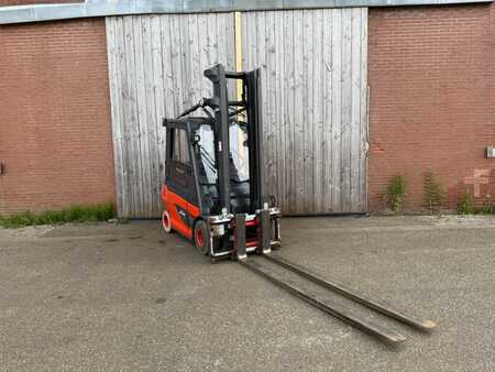 4-wiel elektrische heftrucks 2019  Linde E30-01 (1)