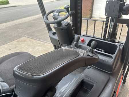 4-wiel elektrische heftrucks  Linde E30L-01 (10)