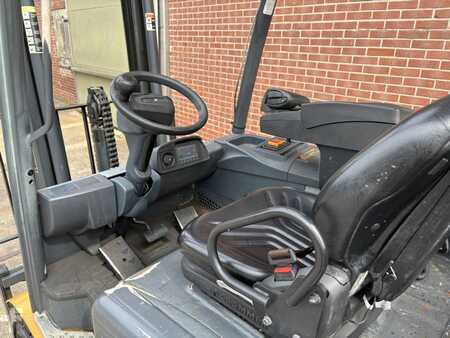 Elektro čtyřkolový VZV - CAT Lift Trucks 2EP5000 (8)