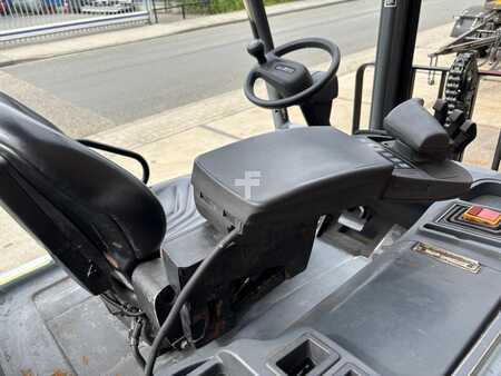 Elektro čtyřkolový VZV - CAT Lift Trucks 2EP5000 (9)