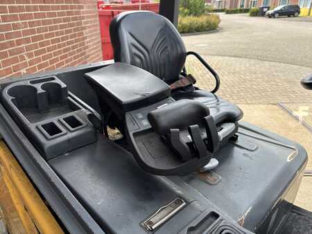 Elektro čtyřkolový VZV - CAT Lift Trucks 2EP5000 (10)