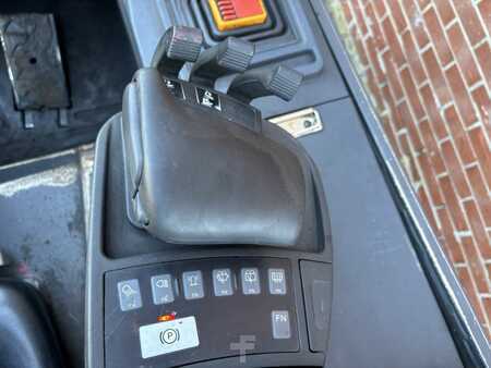 Elektro čtyřkolový VZV - CAT Lift Trucks 2EP5000 (10)