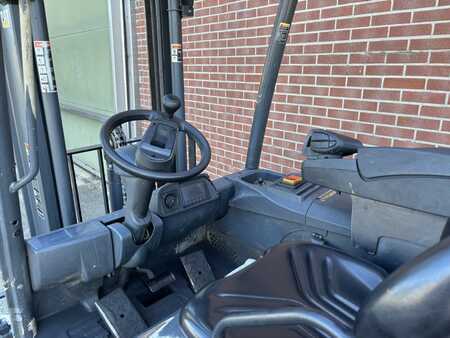 Elektro čtyřkolový VZV - CAT Lift Trucks 2EP5000 (7)