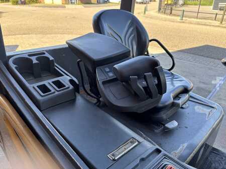 Elektro čtyřkolový VZV - CAT Lift Trucks 2EP5000 (9)