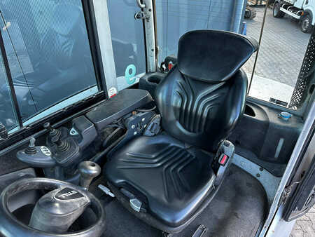 Chariot élévateur diesel 2013  Still RX70-60 (18)