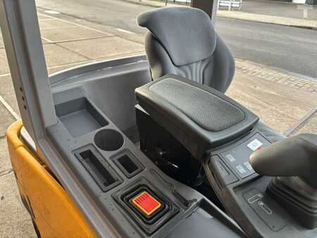 Elektromos 4 kerekű 2018  Jungheinrich EFG 320 (10)