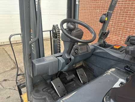 Elektro čtyřkolový VZV - CAT Lift Trucks 2EP5000 (8)