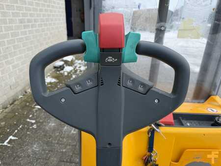 Magasemelésű béka 2020  Jungheinrich EJC110 (9)