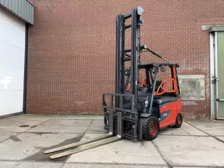 Elektromos 4 kerekű 2017  Linde E40H-01/600 (5)