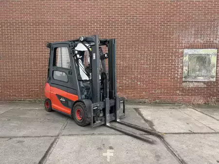 Elektromos 4 kerekű 2015  Linde E30-01 (1)
