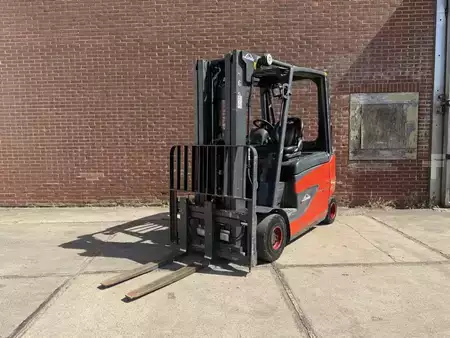 4-wiel elektrische heftrucks 2011  Linde E25HL-01/600 (4)
