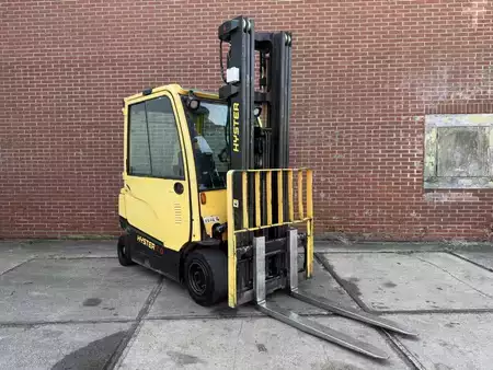 Elektryczne 4-kołowe 2016  Hyster J3.0XN (1)