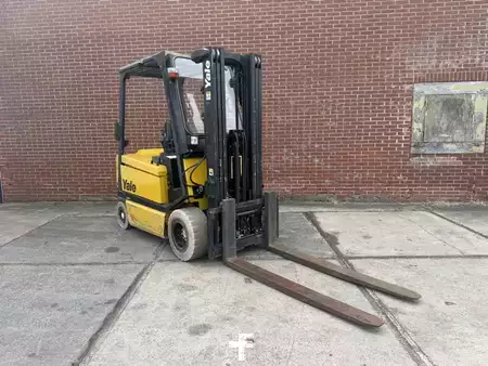 Electric - 4 wheels 2006  Yale ERP30ALF E2145 (1)