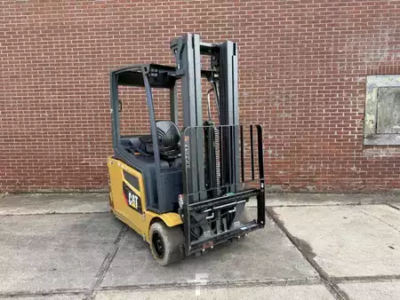Carrelli elettrici 3 ruote - CAT Lift Trucks 2ET4000 (1)