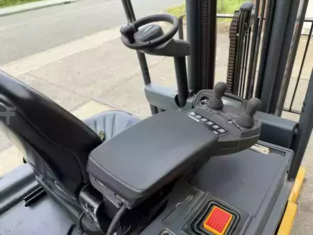 Carrelli elettrici 3 ruote - CAT Lift Trucks 2ET4000 (10)
