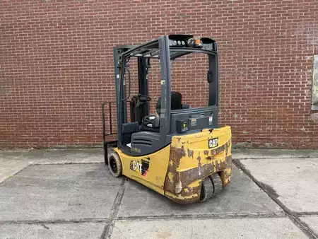 Carrelli elettrici 3 ruote - CAT Lift Trucks 2ET4000 (5)