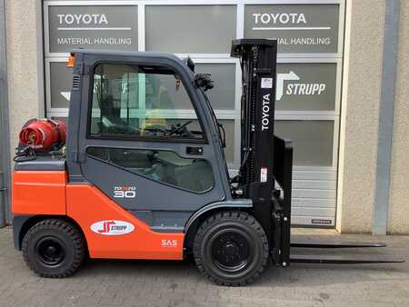Propane Forklifts 2023  Toyota 02-8FGF30 (4)