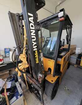 Electric - 4 wheels 2019  Hyundai 30BH-9 (1)