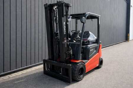 Eléctrico - 4 rodas 2024  Toyota Traigo 80 9FBM35T | 2024 (3)