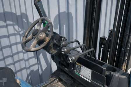 Dízel targoncák 2015  Yale GDP25 | 2015 (10)