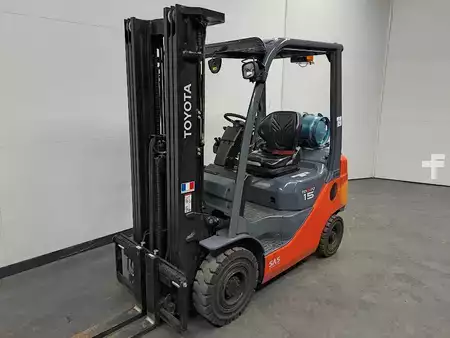 Empilhador a gás 2017  Toyota 02-8FGF15 (1)