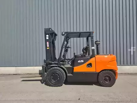 Diesel Forklifts 2012  Doosan D45SC-5 (2)