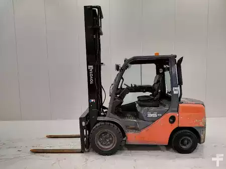 Carrelli elevatori diesel 2014  Toyota 02-8FDJF35 (1)