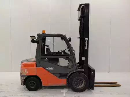 Carrelli elevatori diesel 2014  Toyota 02-8FDJF35 (2)
