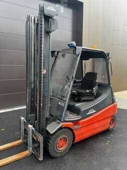 Chariots électriques à 4 roues 2004  Linde E25-02 (1)