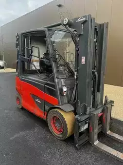 Eléctrica de 4 ruedas  Linde E50HL-01 (1)