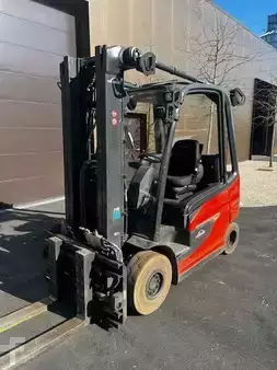 Eléctrica de 4 ruedas  Linde E25-01 (1)